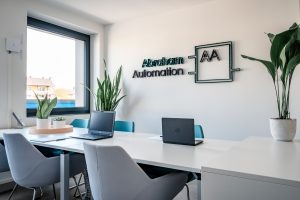 Büroraum Abraham Automation mit Logo