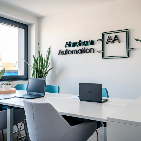 Büroraum Abraham Automation mit Logo
